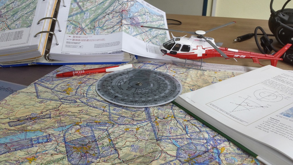 Durchführung eines Theoriekurses zu den helikopterspezifischen Fächern in Balzers.