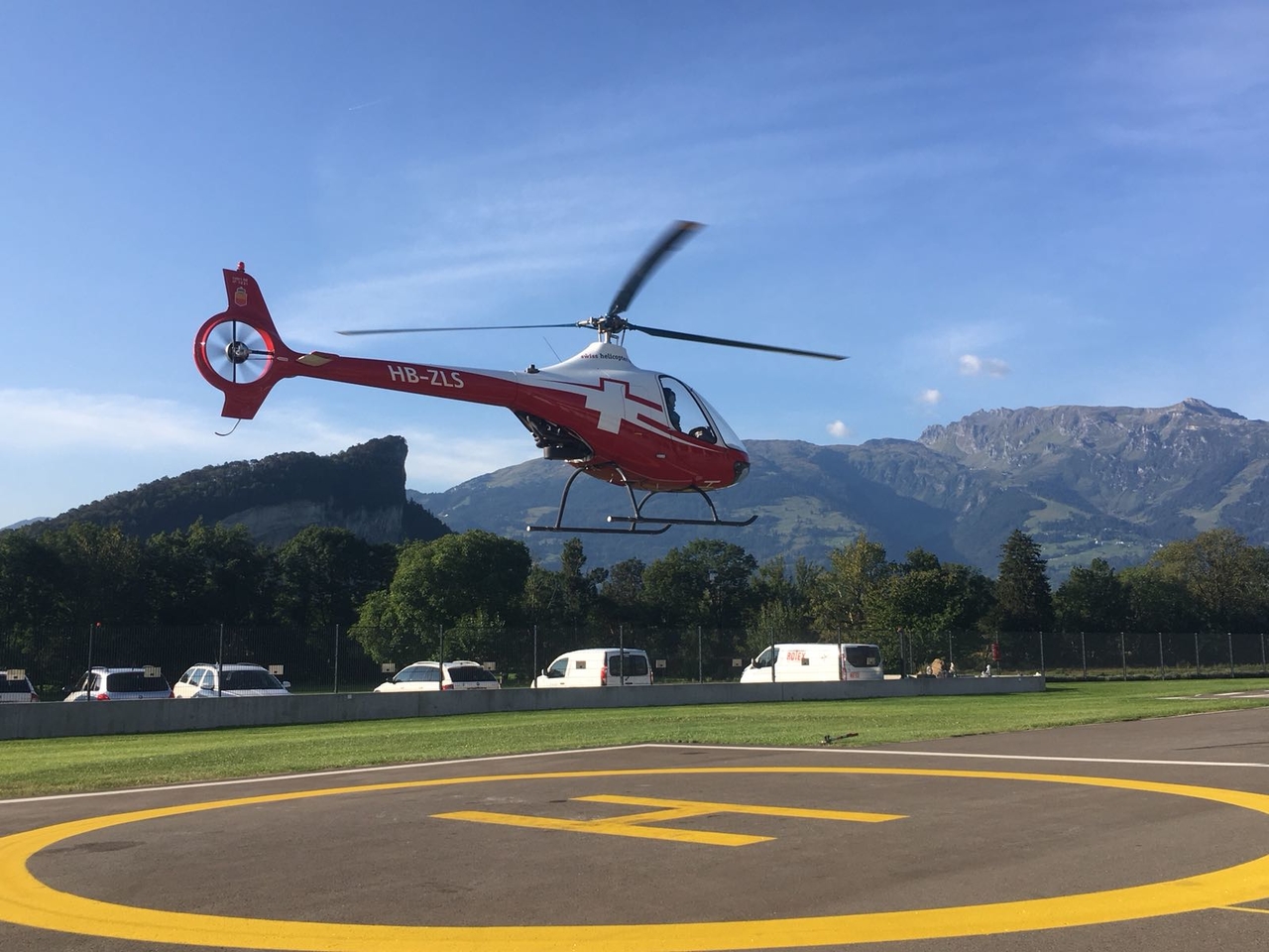 Wartung und Revision des Schulungshelikopters HB-ZLS für Helikopterflüge.